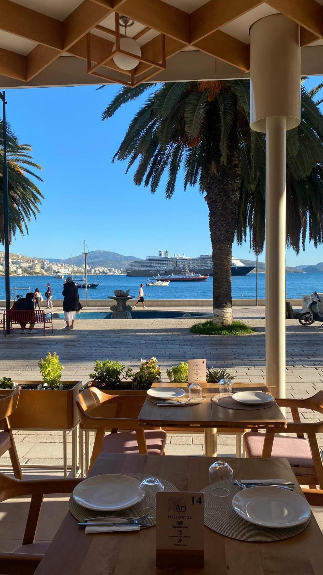 Hotel Ari Sarandë エクステリア 写真