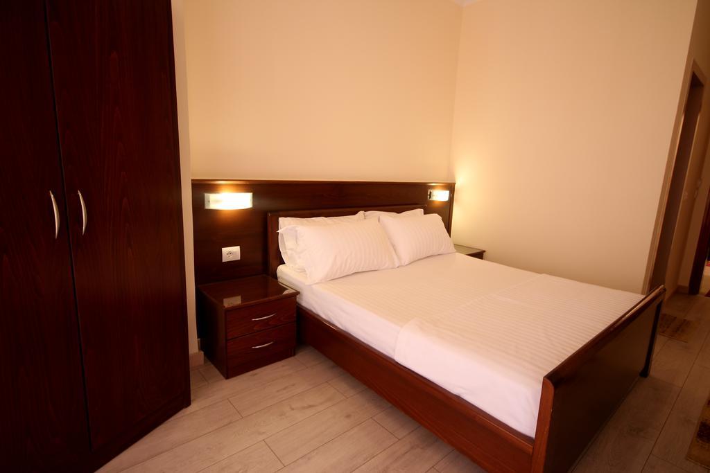 Hotel Ari Sarandë エクステリア 写真
