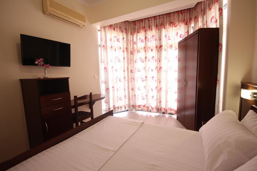 Hotel Ari Sarandë エクステリア 写真