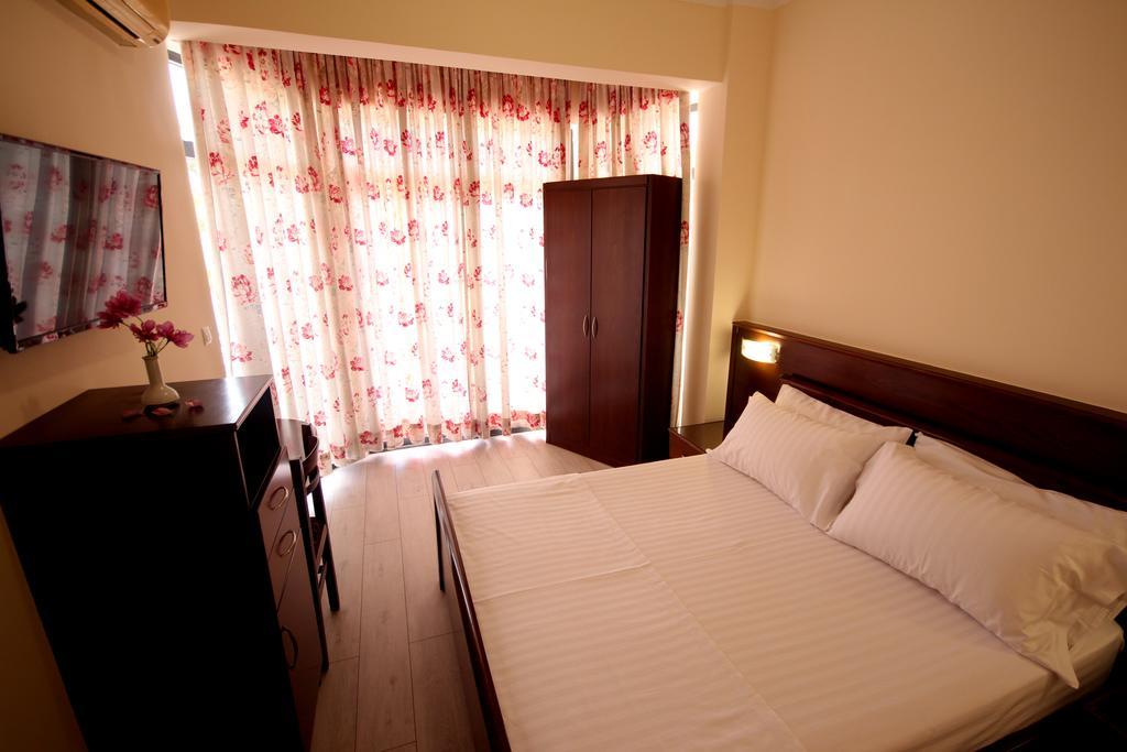 Hotel Ari Sarandë エクステリア 写真